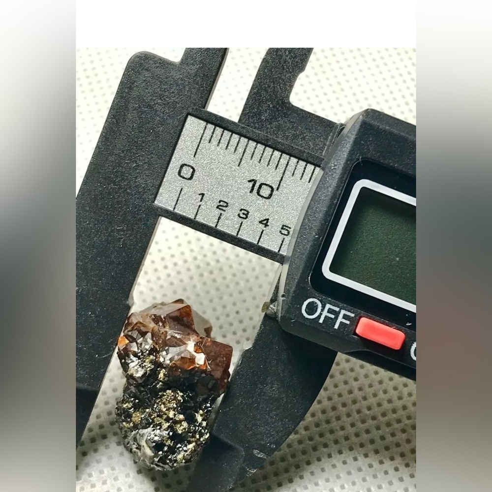 17 Carats Beautiful Garnet Crystals Specimens from Pakistan - Picture 10 of 11